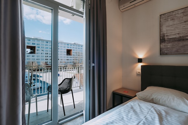 Escritorio, wifi gratis y ropa de cama