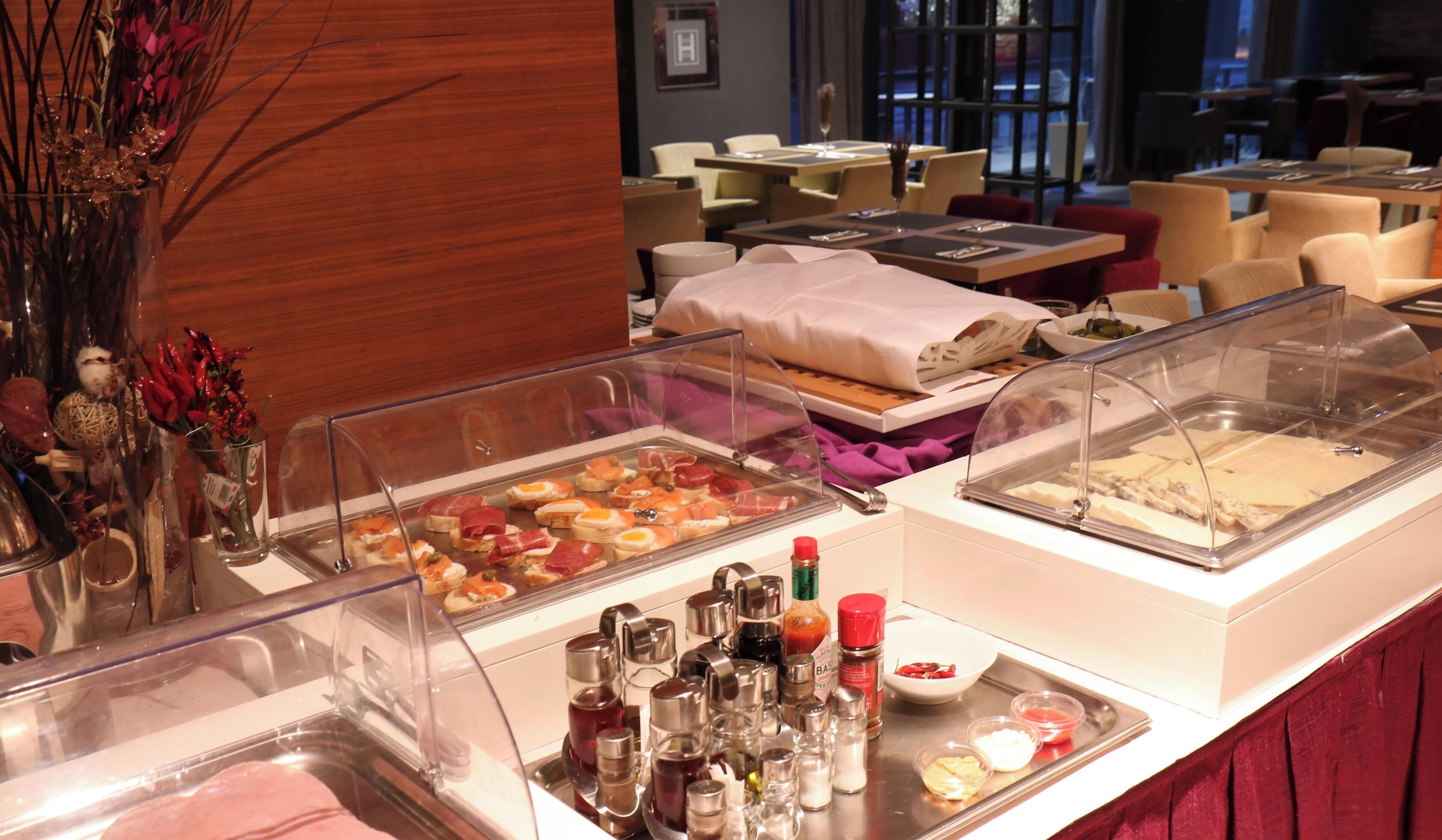 Bữa sáng buffet hàng ngày với phụ phí nhỏ 