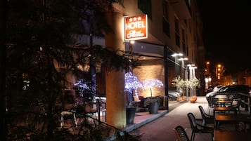 Fachada da propriedade à noite