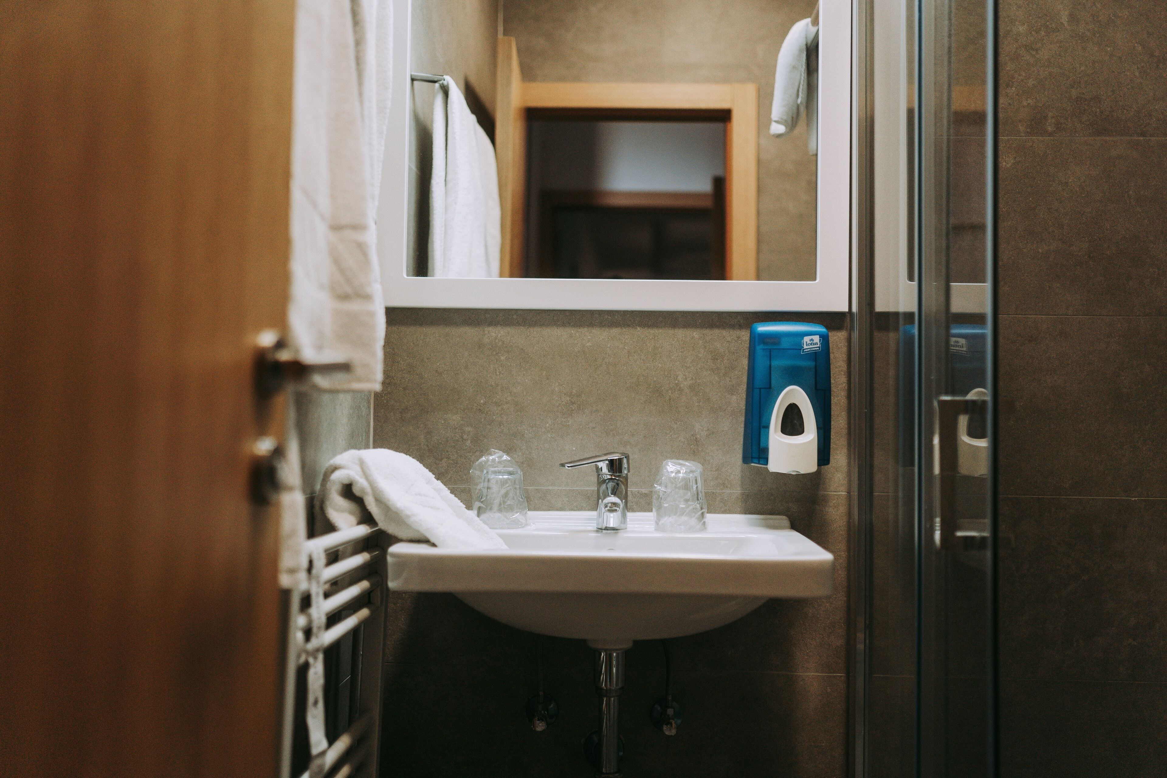 standard double room, 1 queen bed, balcony | bathroom | free toiletries, towels