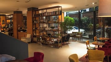 Coin salon dans le hall