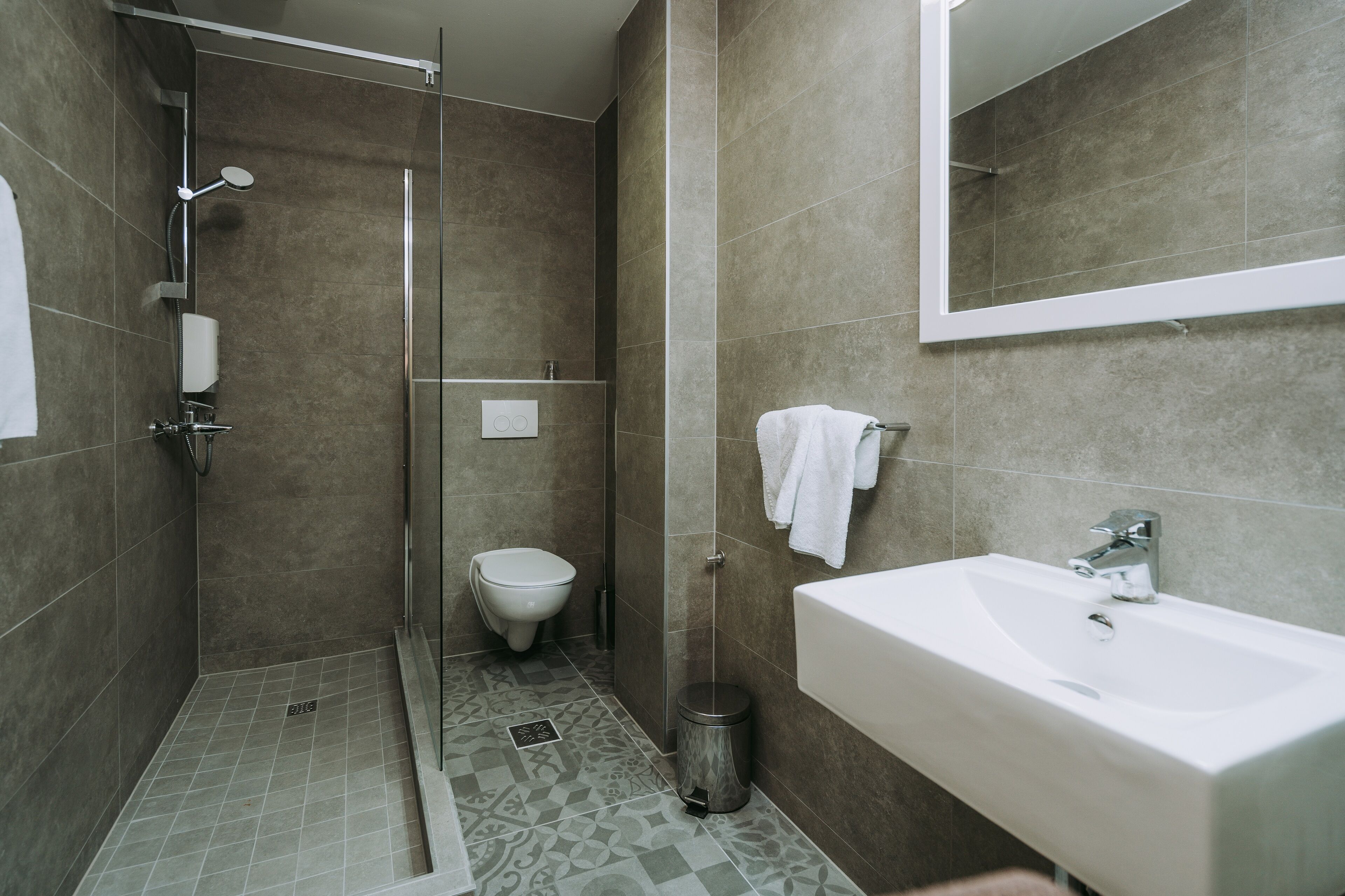 standard twin room, 2 single beds (low budget) | bathroom | free toiletries, towels