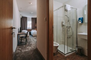 Standard Twin Room, 2 Twin Beds (Low budget) | Bathroom | Free toiletries, towels - Hotel Slisko (Zagreb)