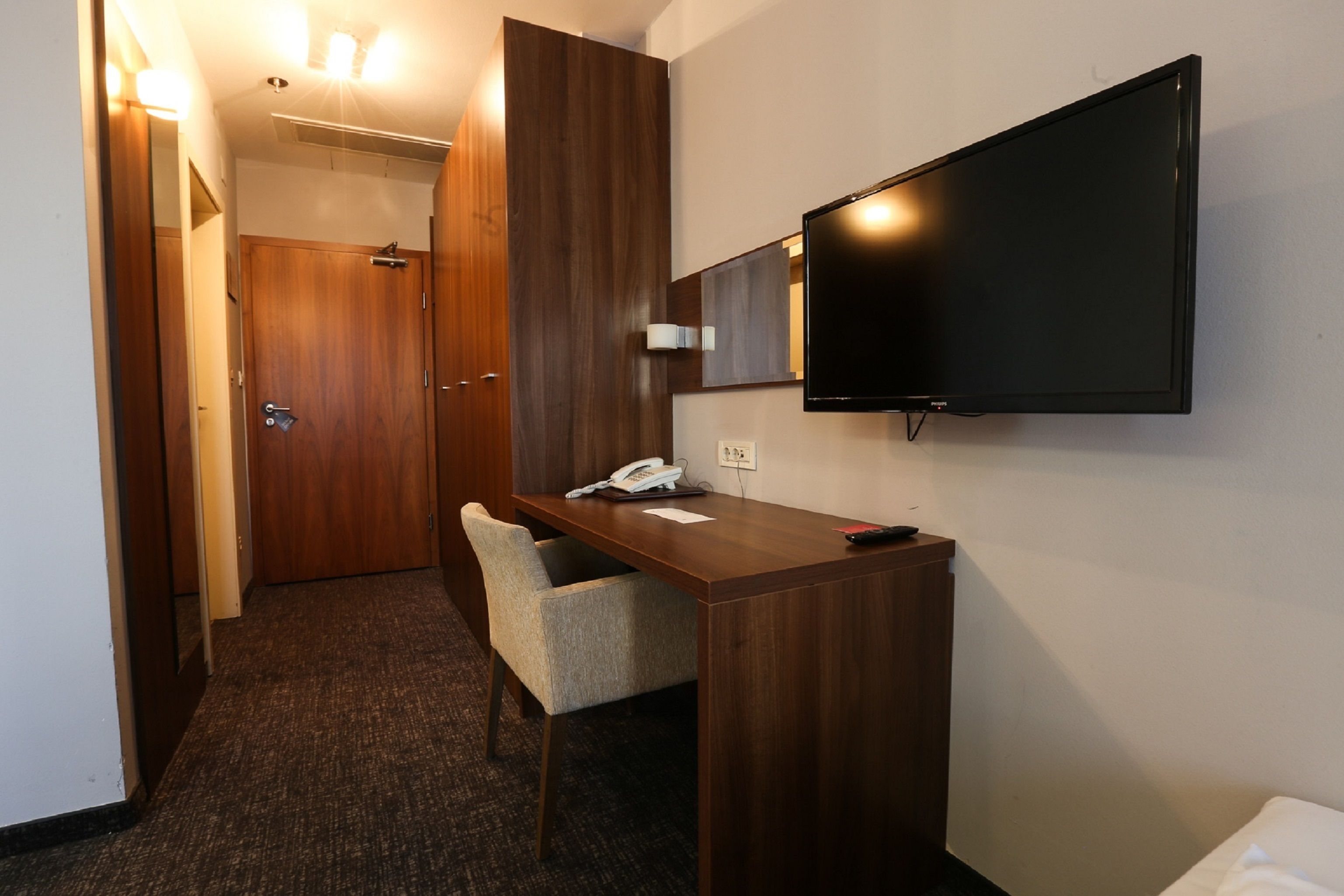 comfort triple room | 1 bedroom, desk, free wifi, bed sheets