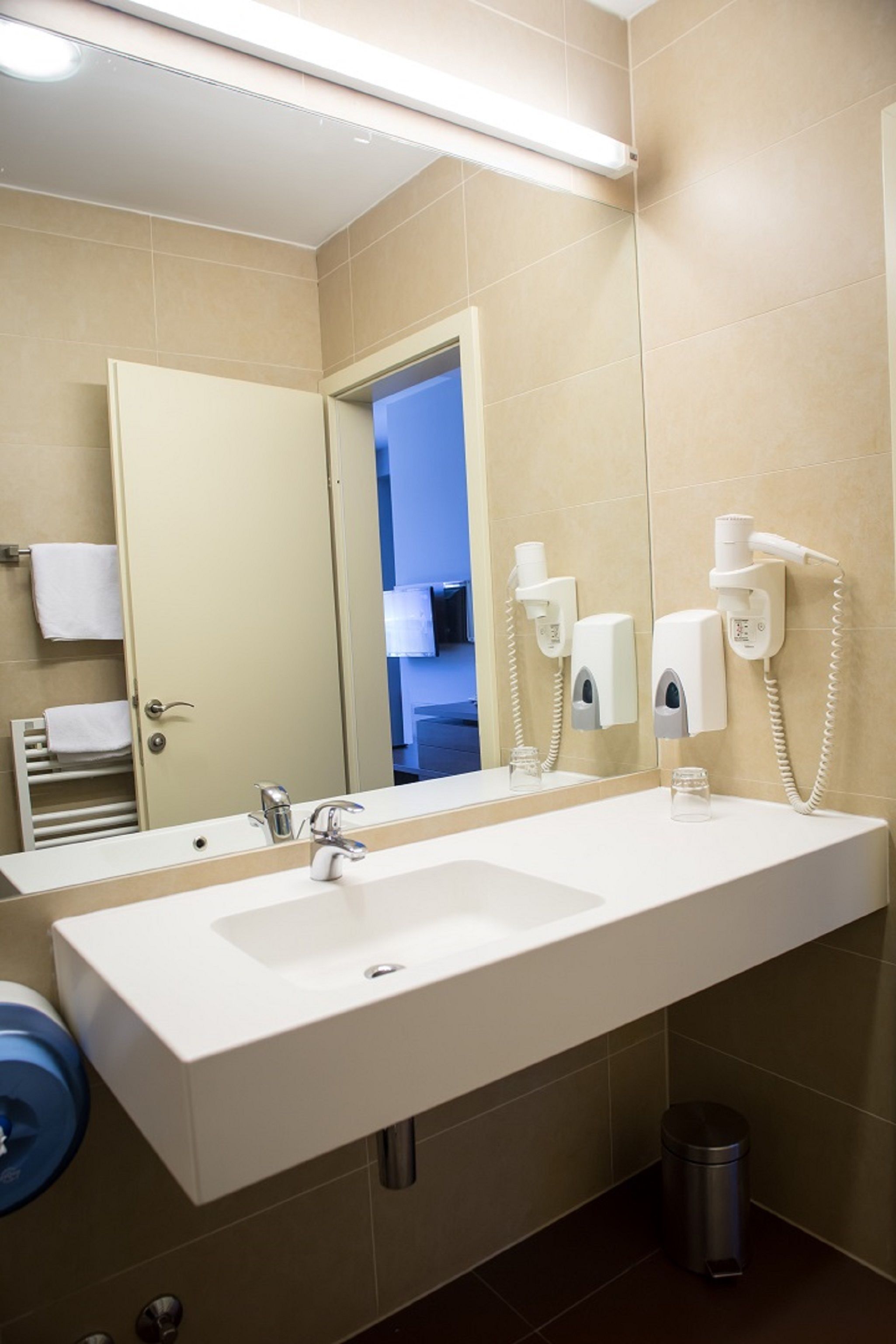 comfort single room | bathroom | free toiletries, towels