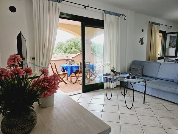 高级公寓, 2 间卧室, 微波炉, 海港景观 | 起居区 | 液晶电视