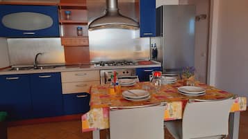 Comfort Apartment, 1 Bedroom, Terrace (E) | Private kitchen | Full-sized fridge, stovetop, cookware/dishes/utensils