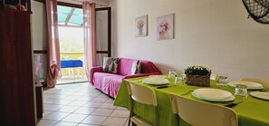 Comfort Apartment, 1 Bedroom, 2 Bathrooms (C) | Living area