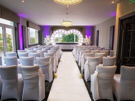 供应午餐和晚餐，英国菜