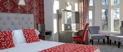 Escritorio, tabla de planchar con plancha, wifi gratis y ropa de cama