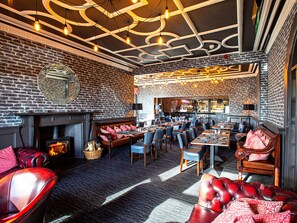 Se sirven comidas, cenas y cocina británica