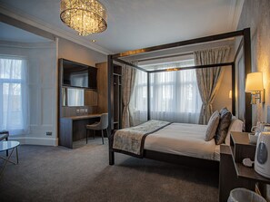 Habitación superior, 1 cama matrimonial, para no fumadores | Escritorio, tabla de planchar con plancha, wifi gratis y ropa de cama