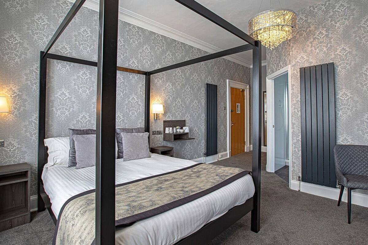 Desk, iron/ironing board (on request), WiFi (free), bed sheets