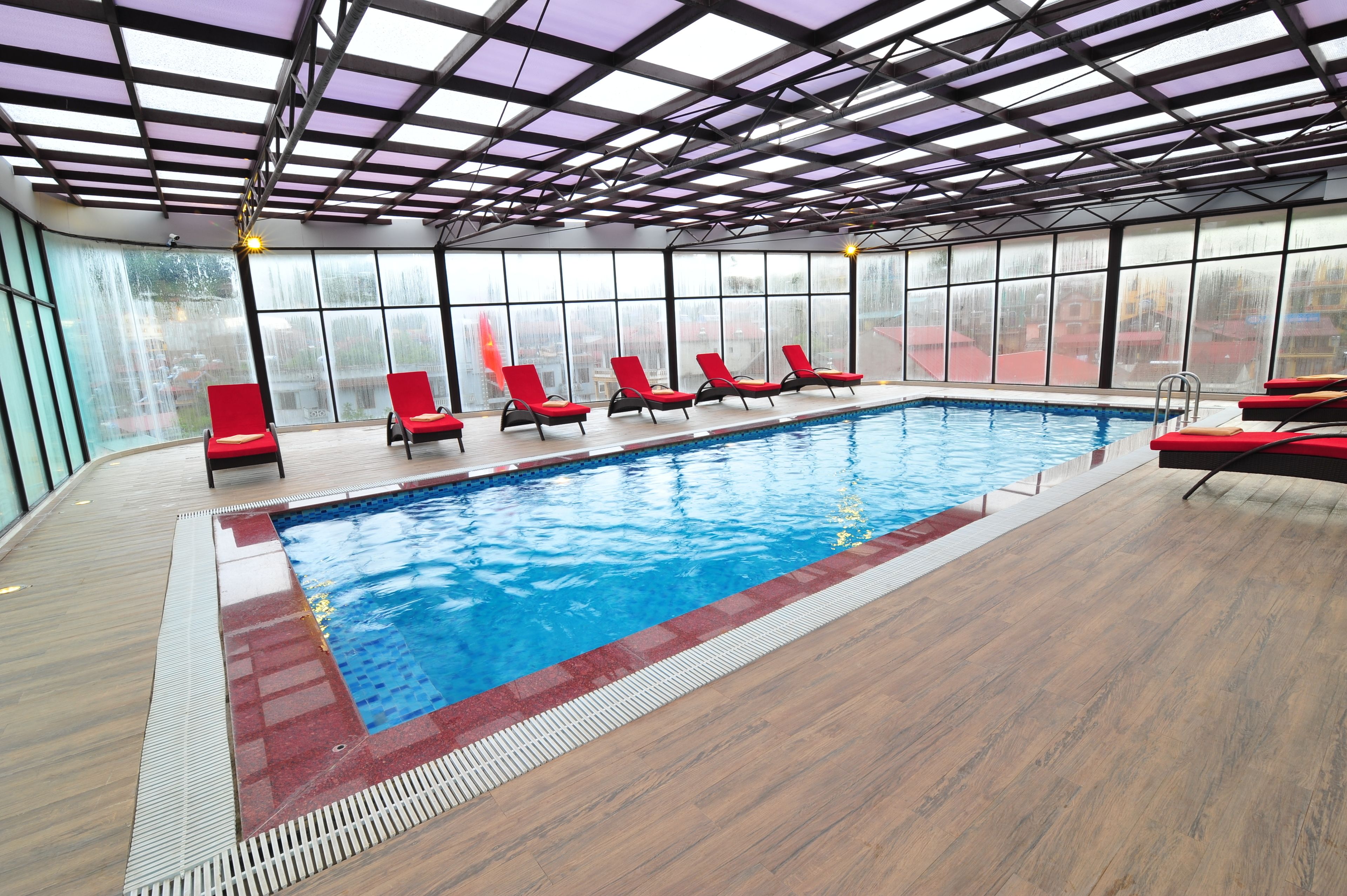 Inomhuspool och solstolar