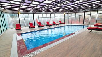 Inomhuspool och solstolar