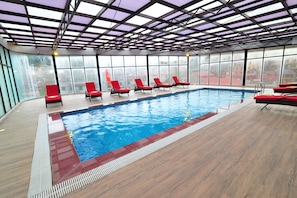 Indoor pool, sun loungers