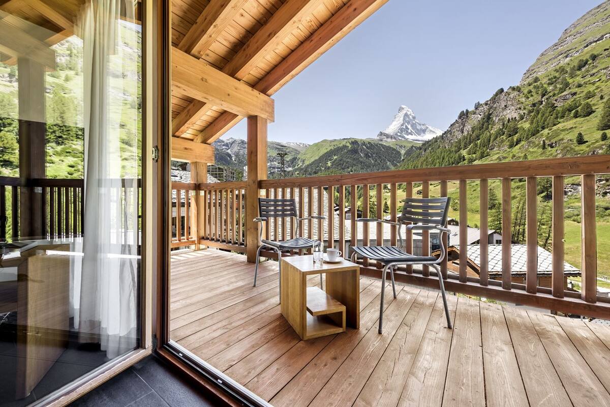 Um deck de madeira com vista para uma montanha.