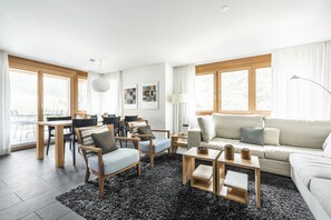 Luksusleilighet, 3 soverom, ikke-røyk, fjellutsikt (Kumme) | Oppholdsrom | Flatskjerm-TV, leker og oppvarmet gulv