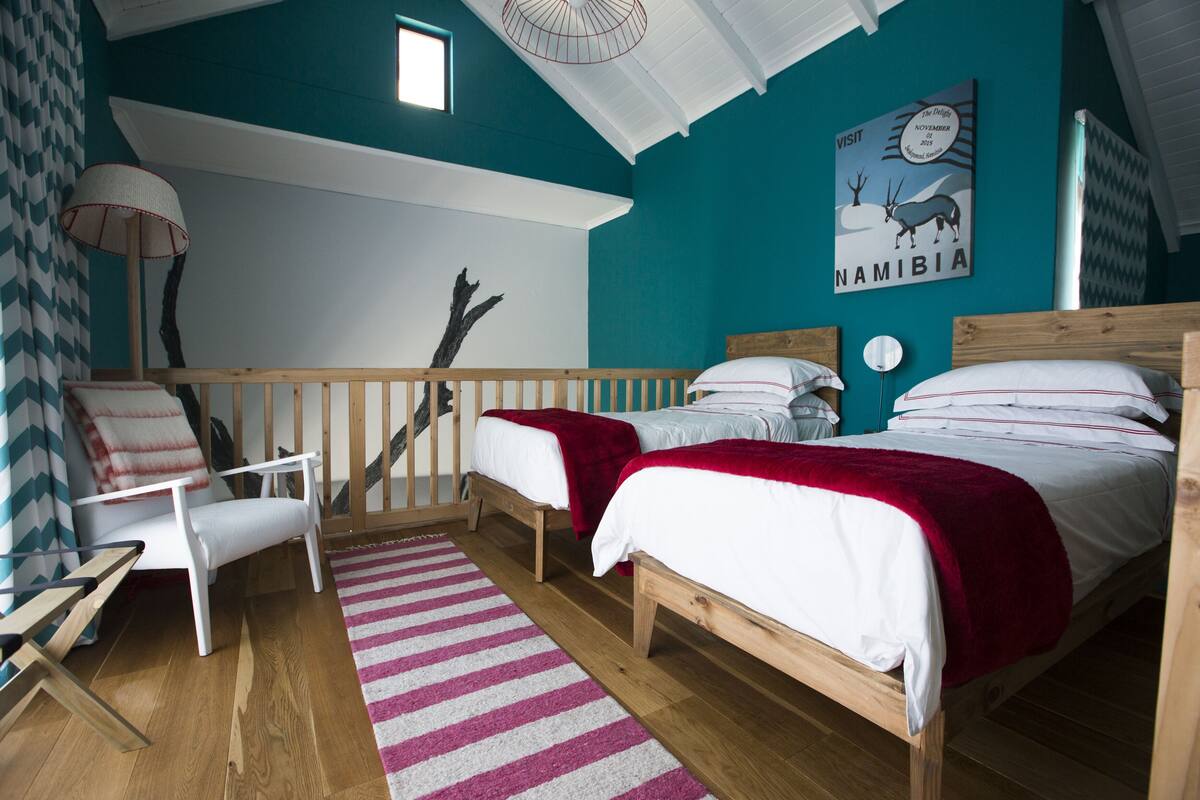 Luxe beddengoed, een minibar, een kluis op de kamer, een bureau