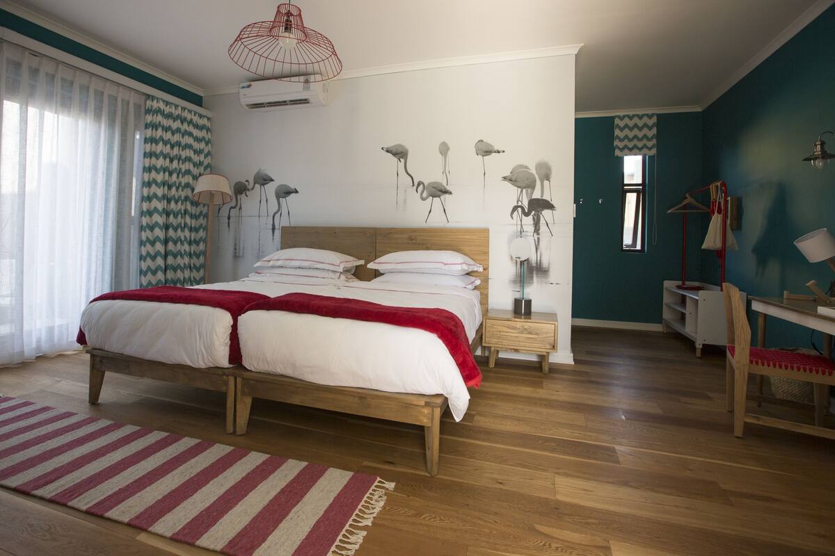 Luxe beddengoed, een minibar, een kluis op de kamer, een bureau