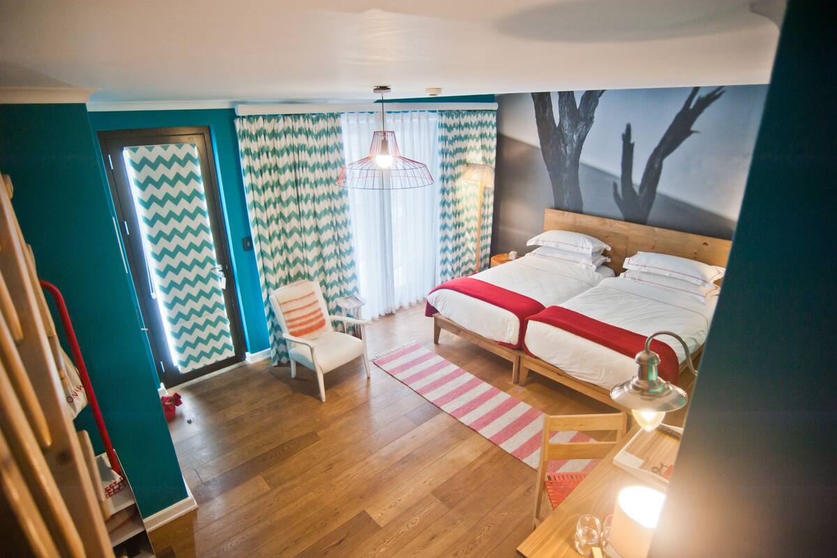 Familiekamer | Luxe beddengoed, een minibar, een kluis op de kamer, een bureau