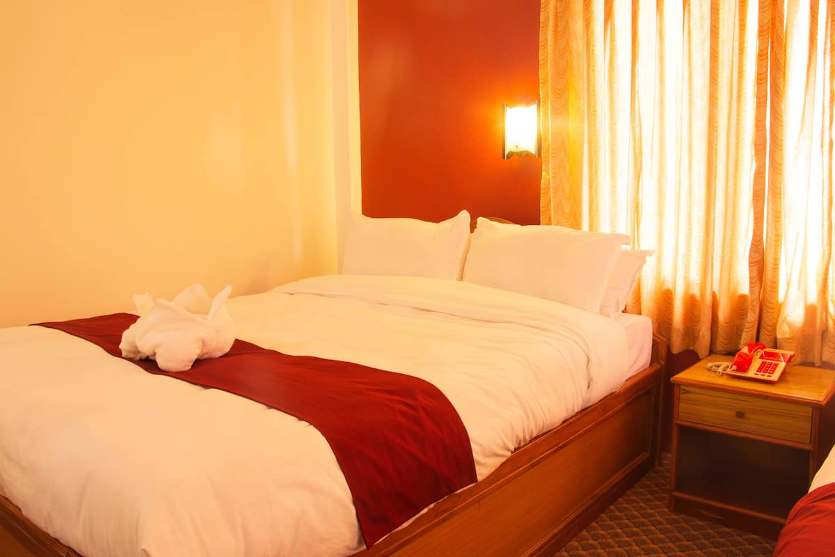 1 Schlafzimmer, hochwertige Bettwaren, Zimmersafe, Schreibtisch