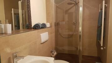Economy Double Room, 1 Bedroom | Bathroom | Shower, hair dryer