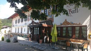 Un bâtiment de style européen traditionnel, doté d’une terrasse et d’une enseigne sur laquelle on peut lire « Barf ».