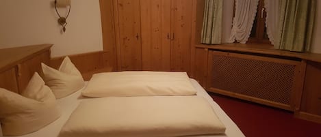 Habitación doble Confort | Ropa de cama de alta calidad, escritorio, cunas gratuitas y wifi gratis