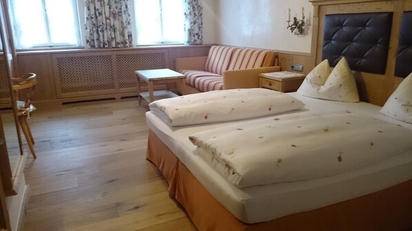 Comfort-dobbeltværelse | Premium-sengetøj, skrivebord, gratis baby-/barnesenge, gratis Wi-Fi