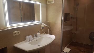 Habitación doble exclusiva, 1 habitación | Baño | Regadera y secadora de cabello