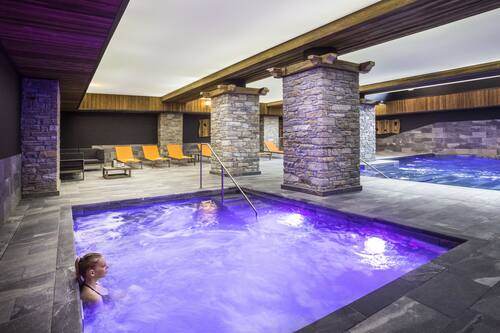 Piscine intérieure, chaises longues