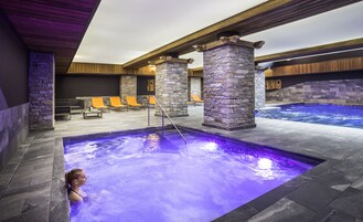 Piscina interna, espreguiçadeiras