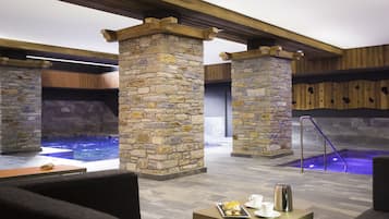 Piscine couverte, chaises longues