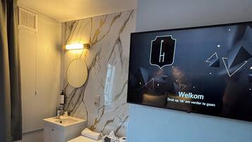 Quarto casal básico, banheiro compartilhado | Individualmente decorados, individualmente mobiliados