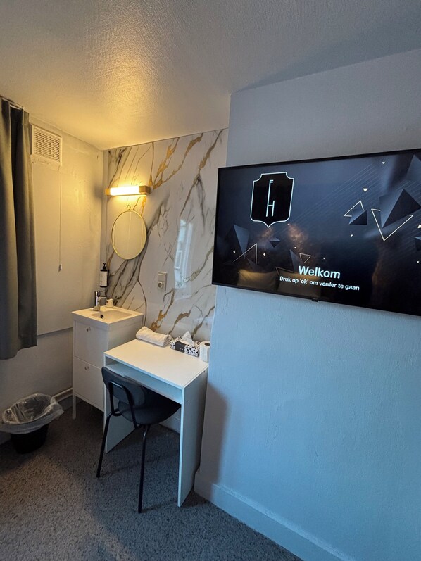 Basic Double Room, Shared Bathroom | Individually decorated, individually furnished, laptop workspace