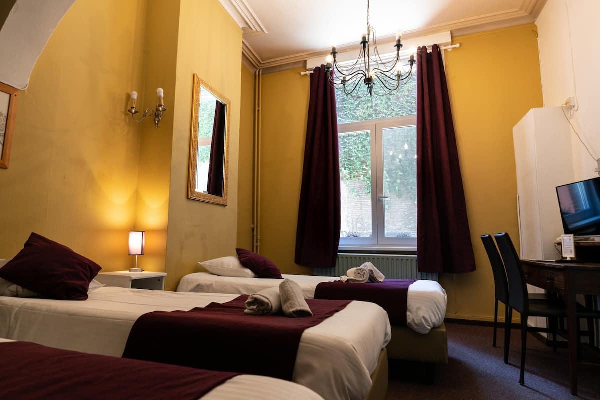 Standard Triple Room, Private Bathroom | Dihias secara berasingan, dilengkapkan perabot secara berasingan
