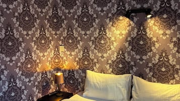 Quarto casal básico, banheiro compartilhado | Individualmente decorados, individualmente mobiliados