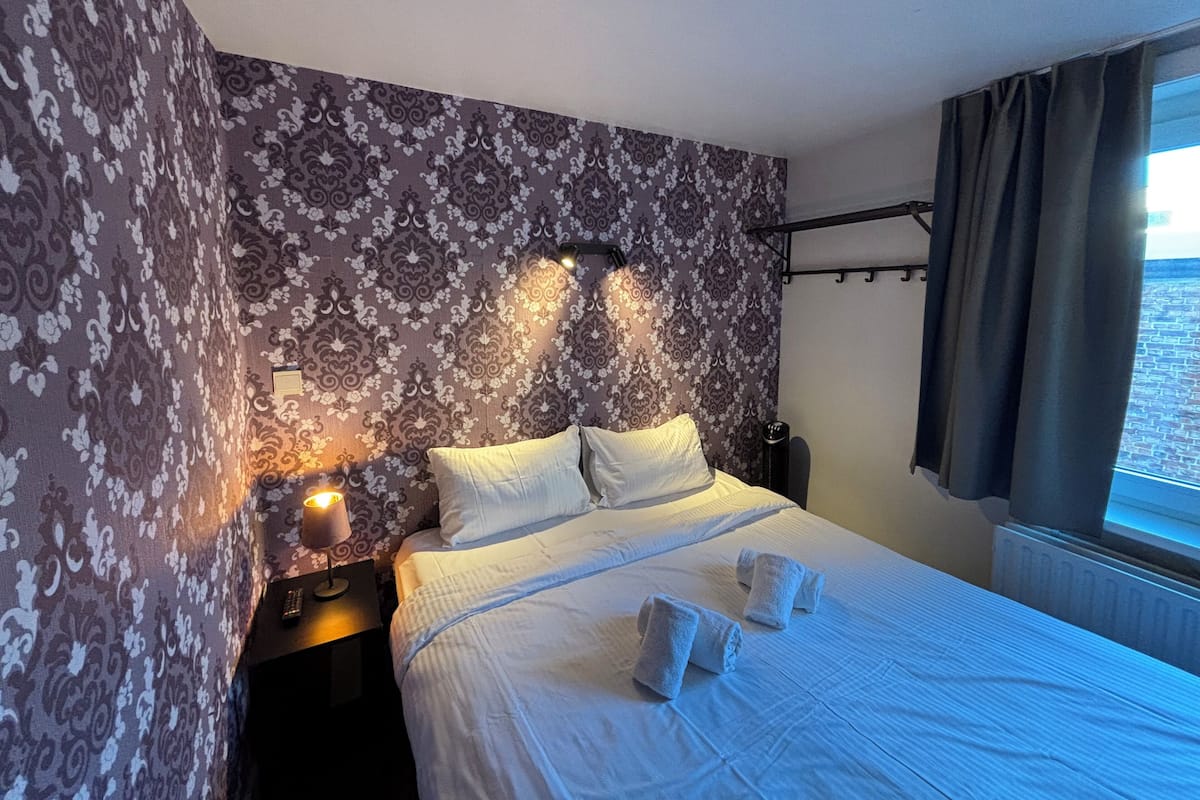 Chambre Double, salle de bains commune | Décoration personnalisée, ameublement personnalisé