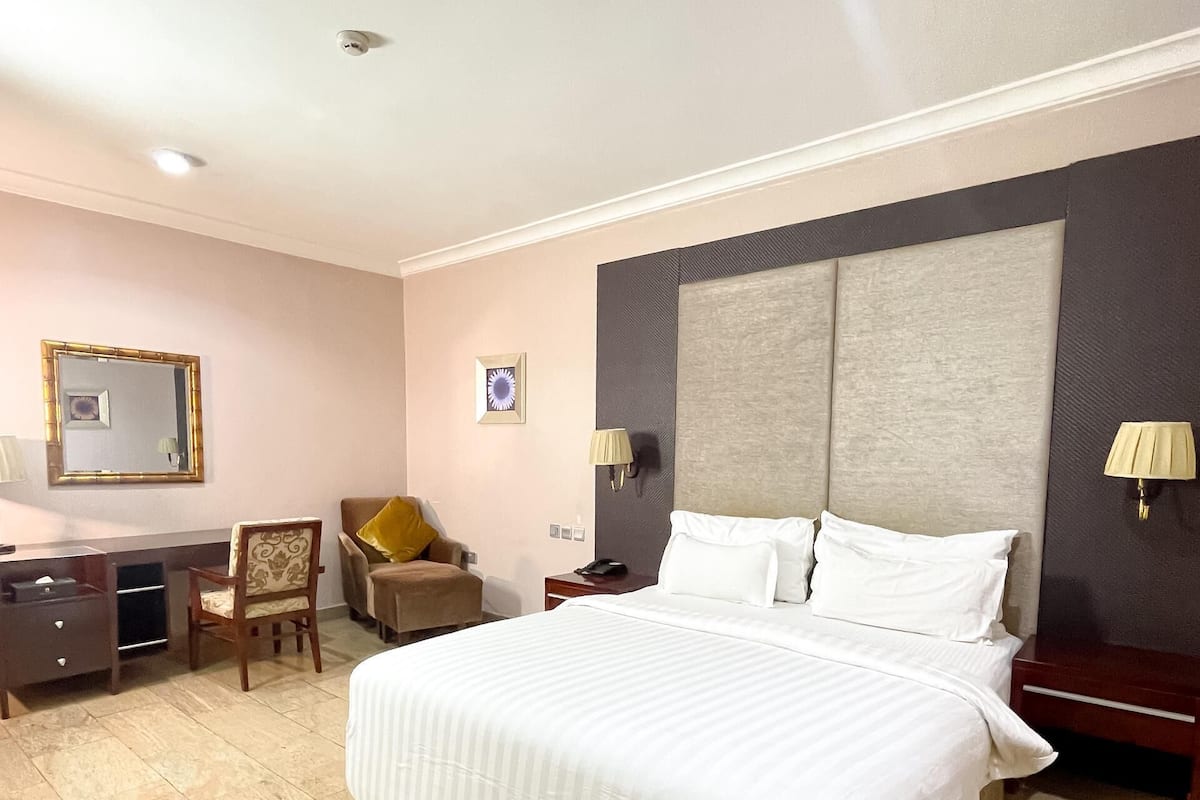 经典客房, 1 张特大床 | 起居区 | 平板电视