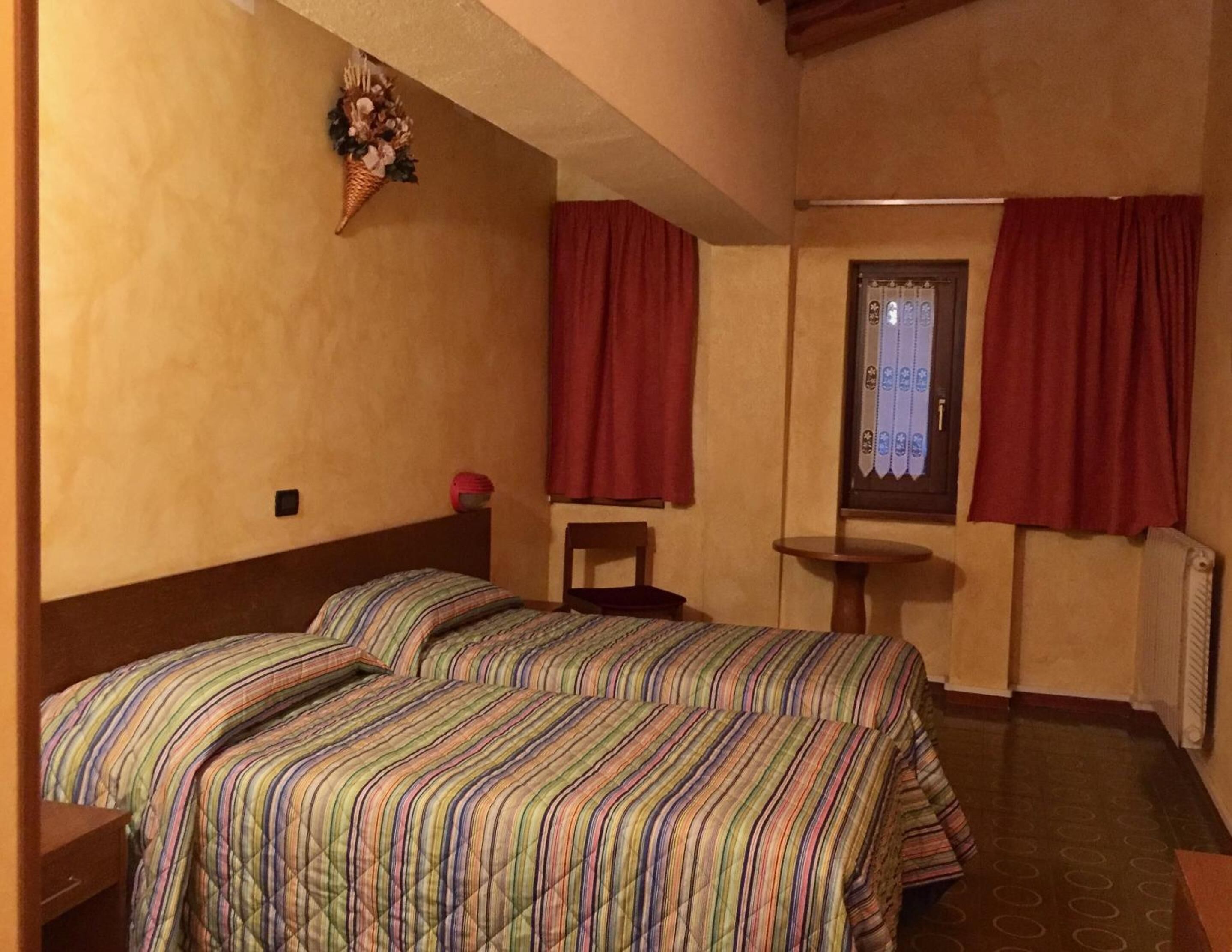 desk, free cots/infant beds, free wifi