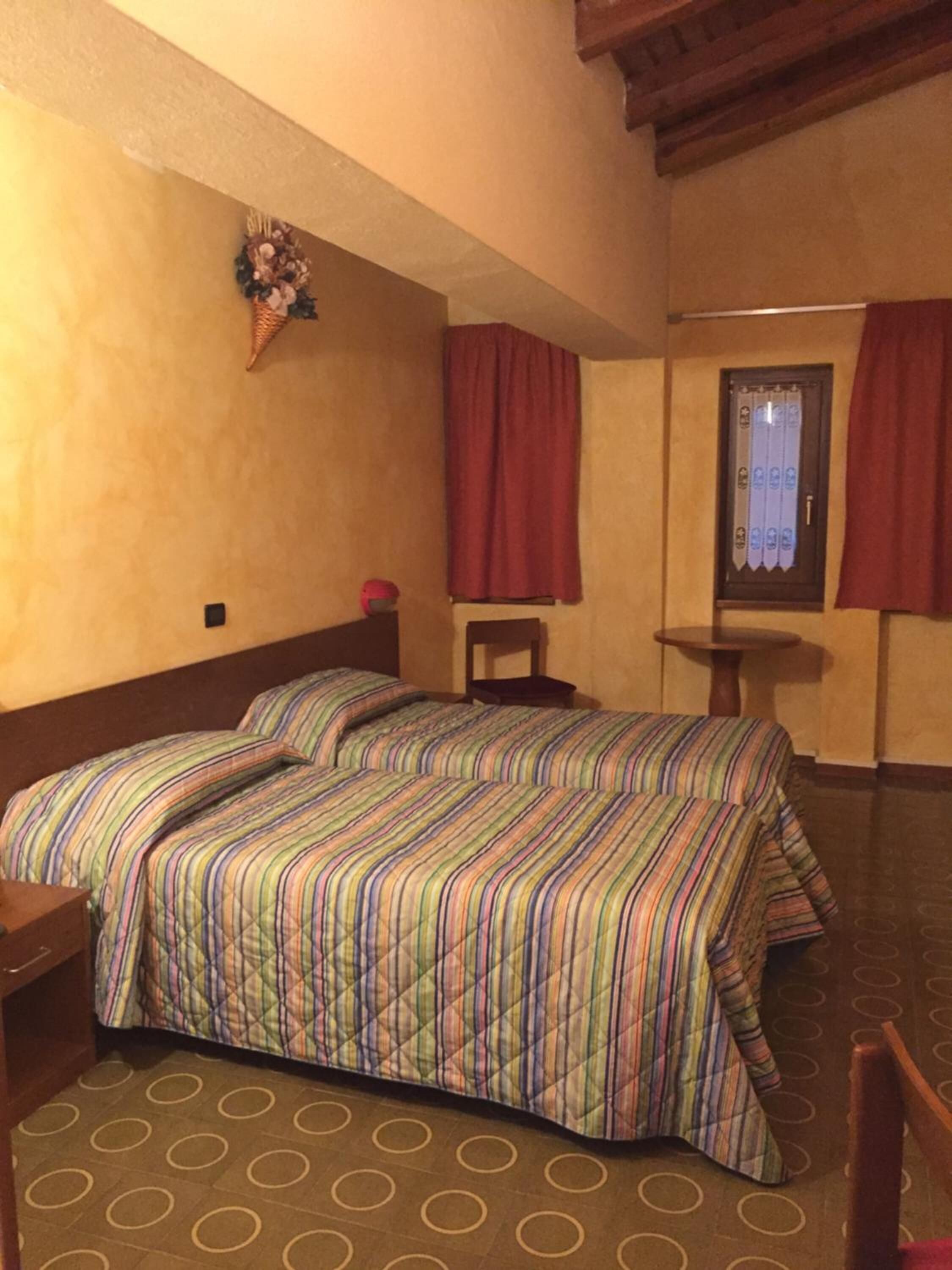 desk, free cots/infant beds, free wifi