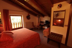 Desk, free cots/infant beds, free WiFi