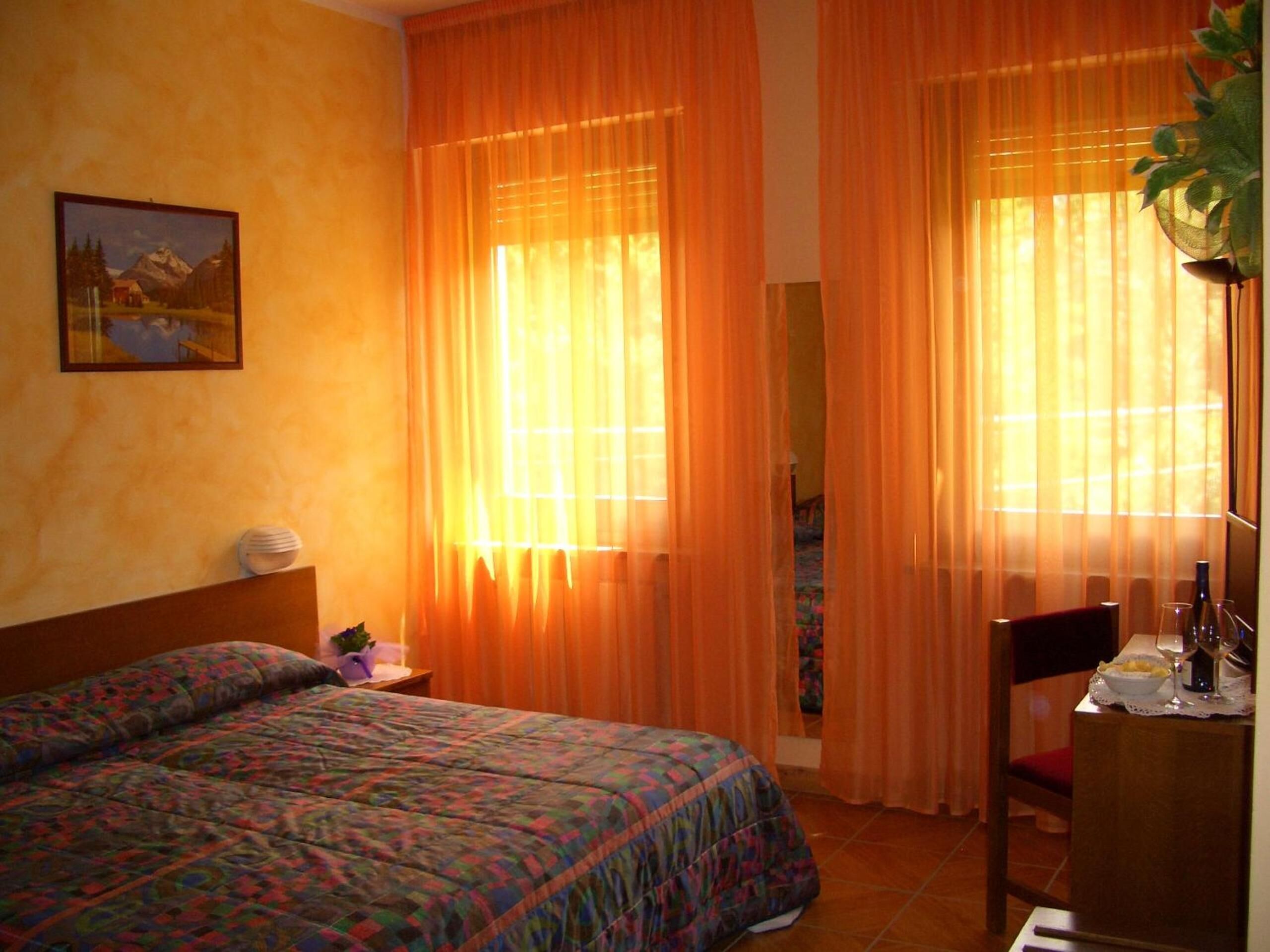 desk, free cots/infant beds, free wifi