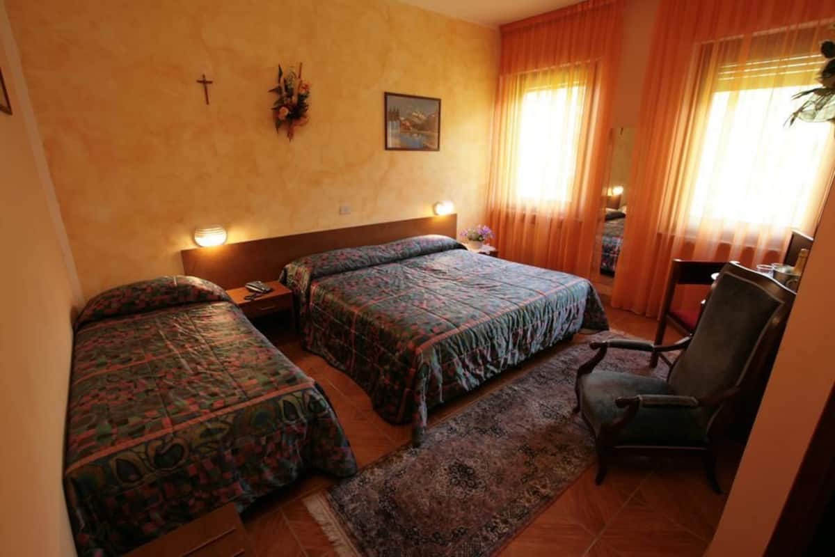 desk, free cots/infant beds, free wifi