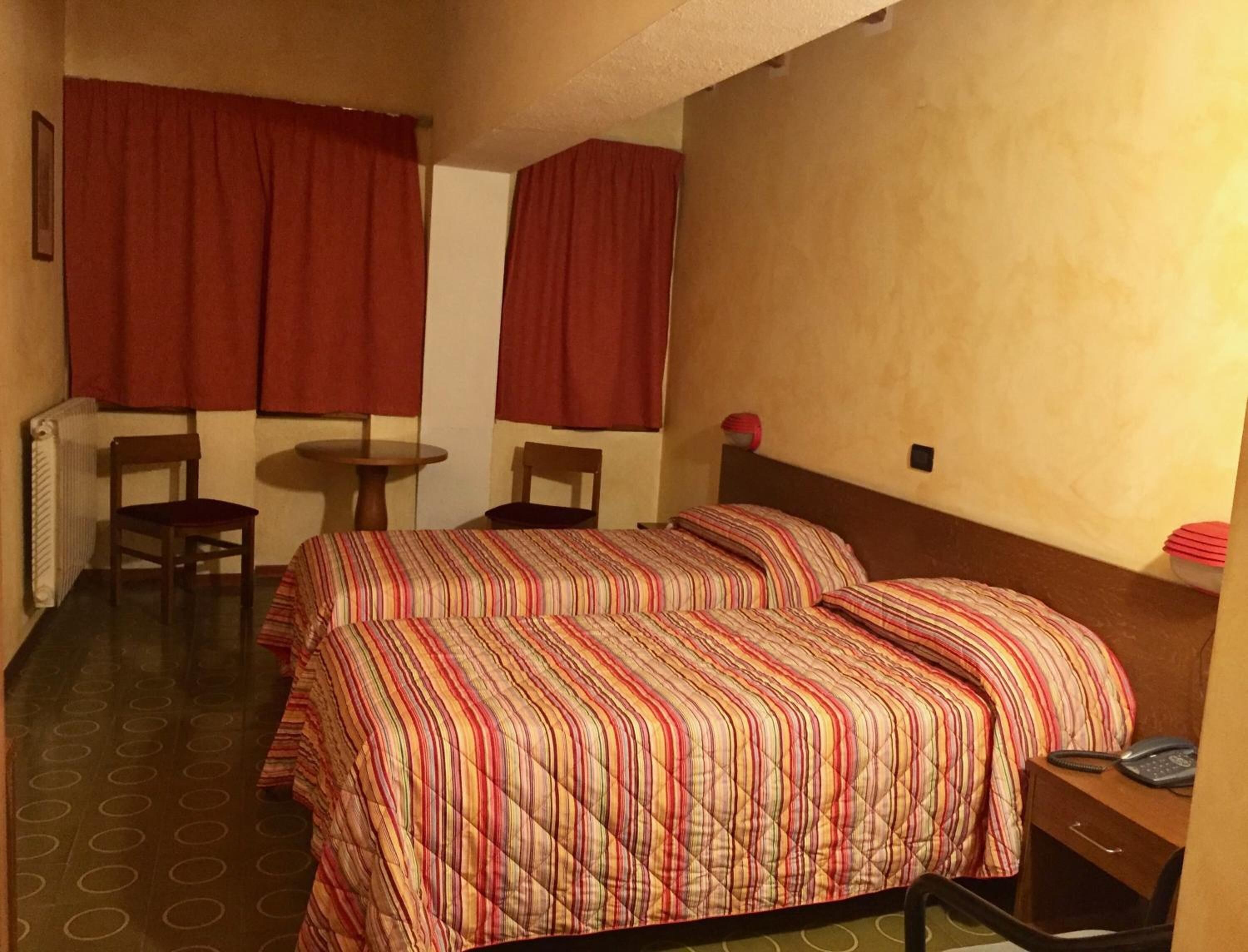 desk, free cots/infant beds, free wifi