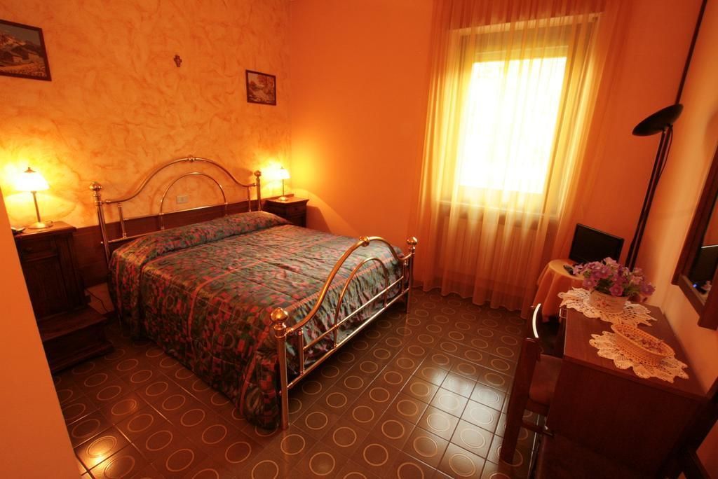 desk, free cots/infant beds, free wifi