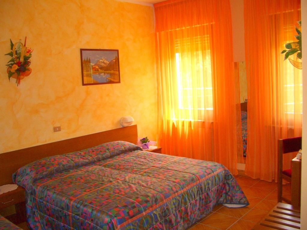 desk, free cots/infant beds, free wifi