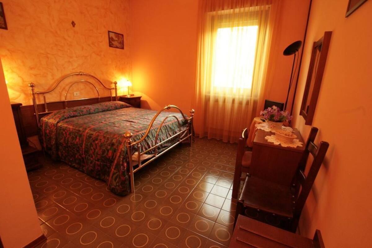 Desk, free cots/infant beds, free WiFi