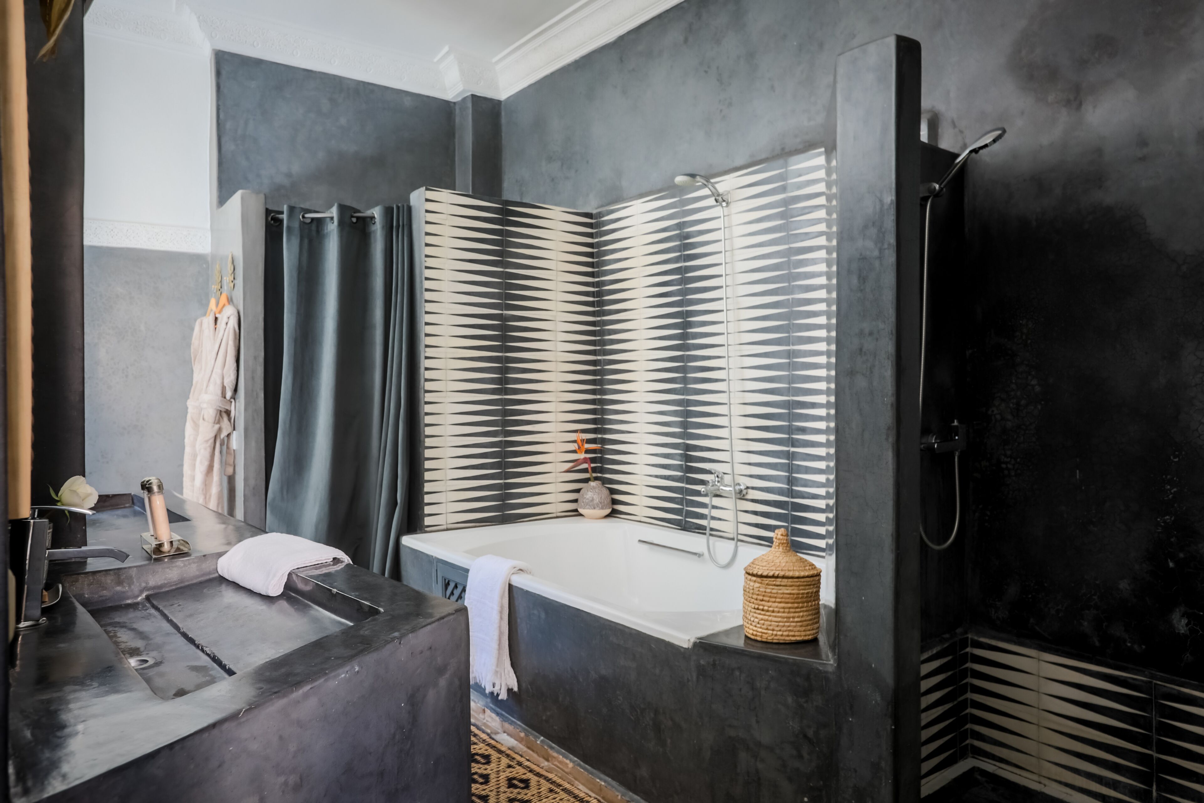 Ein modernes Badezimmer mit einer großen Badewanne, einer Dusche und einem Waschbecken.